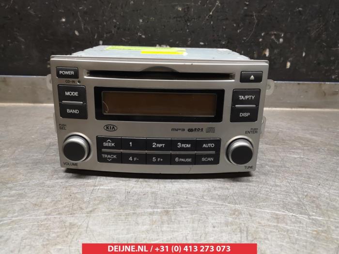 Radio from a Kia Carens III (FG) 2.0 CRDI VGT 16V 2009