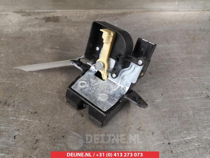 Tailgate lock mechanism from a Hyundai i30 (PDEB5/PDEBB/PDEBD/PDEBE) 1.6 CRDi 16V VGT 2017