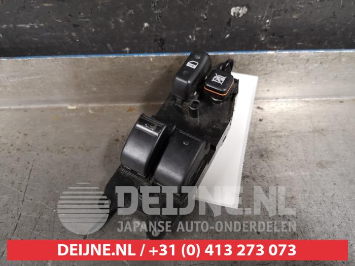 Usados Interruptor combinado de ventanillas Toyota Corolla (E12) 1.6 16V VVT-i Precio € 25,00 Norma de margen ofrecido por V.Deijne Jap.Auto-onderdelen BV