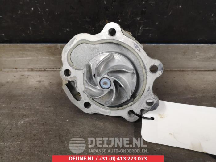 Usagé Pompe à eau Suzuki Baleno (EW/FW) 1.0 Booster Jet Turbo 12V Prix € 25,00 Règlement à la marge proposé par V.Deijne Jap.Auto-onderdelen BV