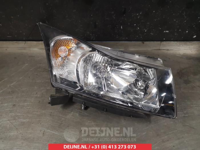 Używane Reflektor prawy Chevrolet Cruze 1.8 16V VVT Cena € 75,00 Procedura marży oferowane przez V.Deijne Jap.Auto-onderdelen BV