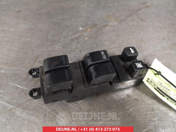 Multi-functional window switch from a Nissan Primera (P12) 2.0 16V CVT 2007