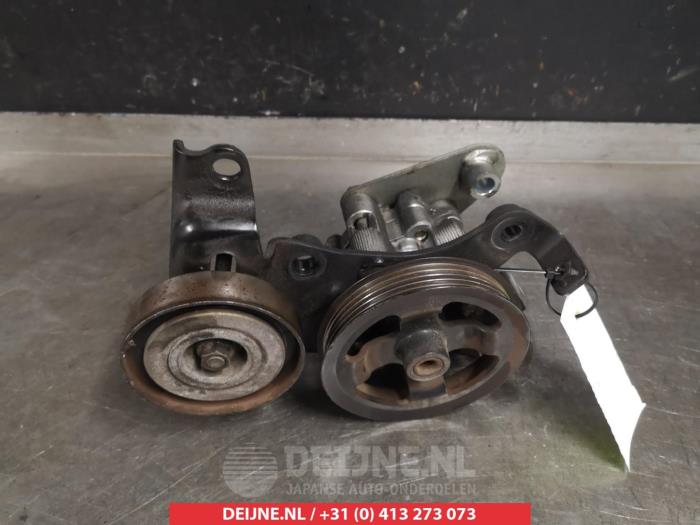 Usagé Pompe de direction Toyota Corolla Verso (E12) 2.0 D-4D 16V 90 Prix € 25,00 Règlement à la marge proposé par V.Deijne Jap.Auto-onderdelen BV