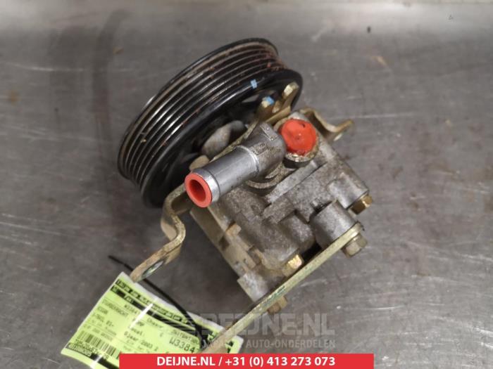 Used Power steering pump Nissan X-Trail (T30) 2.5 16V 4x4 Price € 35,00 Margin scheme offered by V.Deijne Jap.Auto-onderdelen BV