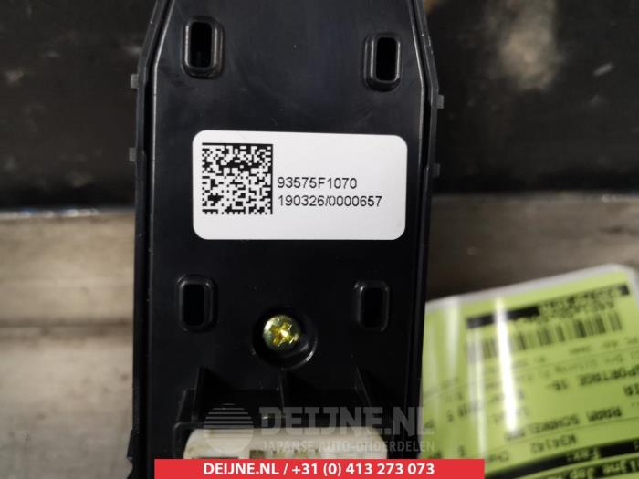 Interruptor de ventanilla eléctrica de un Kia Sportage (QL) 1.6 T-GDI 16V 4x2 2019