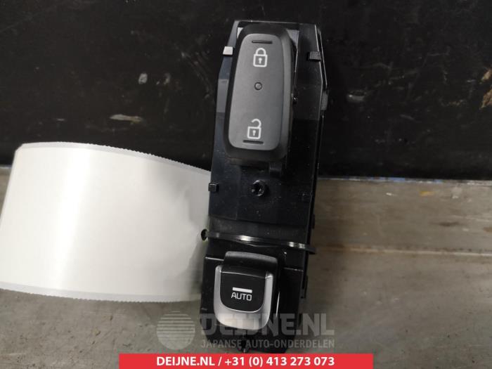 Interruptor de ventanilla eléctrica de un Kia Sportage (QL) 1.6 T-GDI 16V 4x2 2019