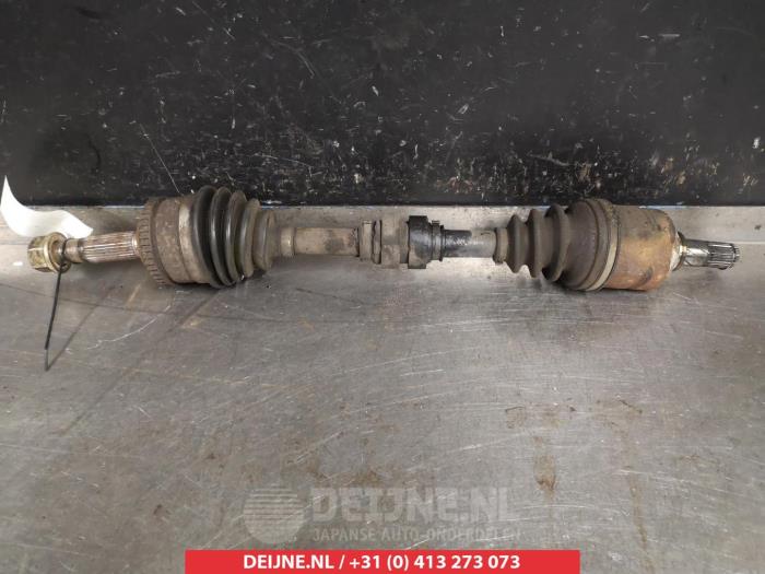 Front drive shaft, left from a Nissan Primera Wagon (W12) 1.8 16V 2003
