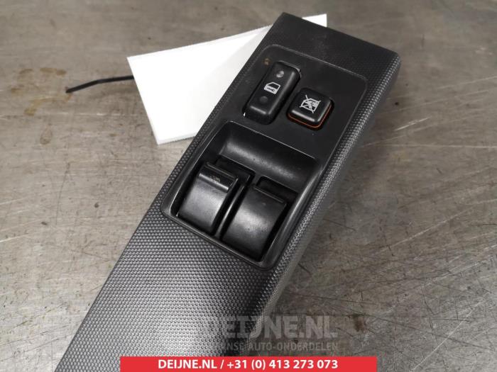 Usados Interruptor combinado de ventanillas Toyota Corolla Verso (R10/11) 2.2 D-4D 16V Precio € 20,00 Norma de margen ofrecido por V.Deijne Jap.Auto-onderdelen BV