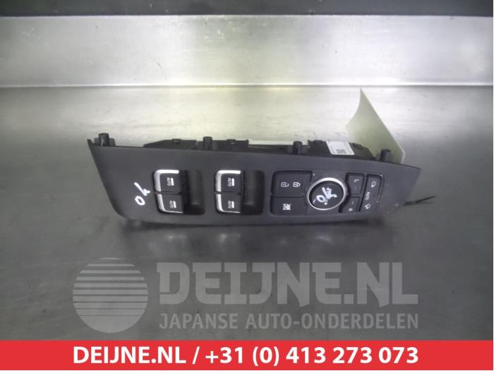 Usados Interruptor combinado de ventanillas Kia Sorento III (UM) 2.2 CRDi 16V VGT 4x2 Precio € 100,00 Norma de margen ofrecido por V.Deijne Jap.Auto-onderdelen BV