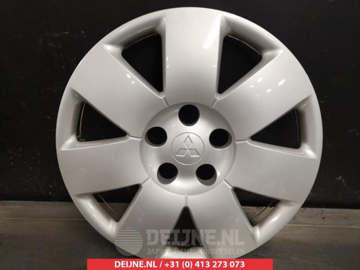 Wheel cover (spare) from a Mitsubishi Outlander (CU) 2.0 16V 4x2 2004