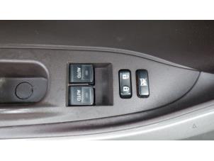 Usados Interruptor de ventanilla eléctrica Toyota iQ 1.0 12V VVT-i Precio € 35,00 Norma de margen ofrecido por V.Deijne Jap.Auto-onderdelen BV