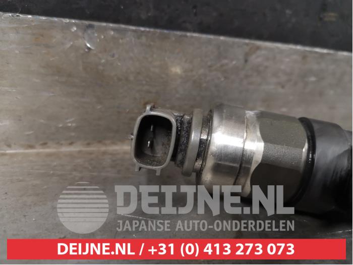 Injector (diesel) from a Toyota Avensis (T25/B1D) 2.0 16V D-4D 2004