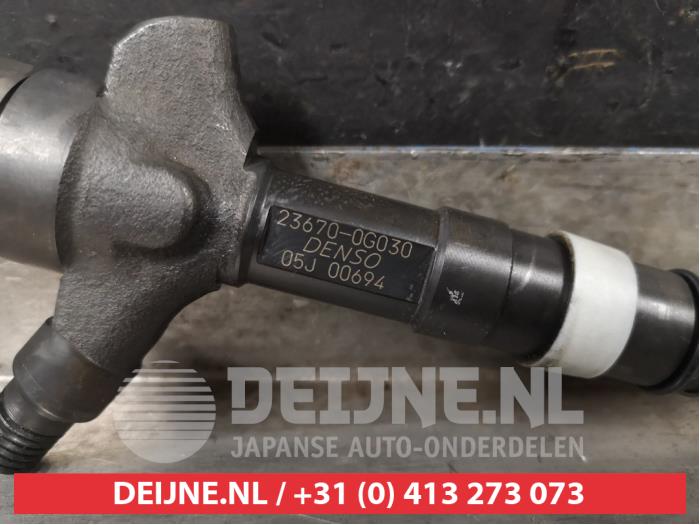 Injector (diesel) from a Toyota Avensis (T25/B1D) 2.0 16V D-4D 2004