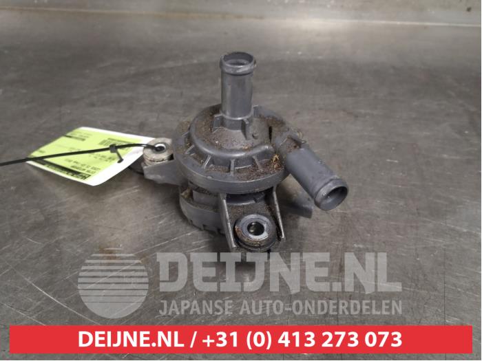 Begagnade Extra vattenpump Lexus IS (E3) 300h 2.5 16V Pris på förfrågan erbjuds av V.Deijne Jap.Auto-onderdelen BV