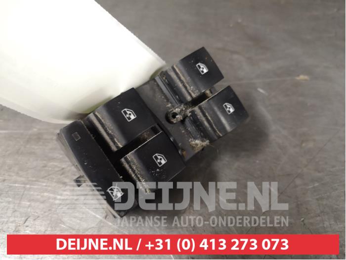 Usados Interruptor combinado de ventanillas Chevrolet Orlando (YYM/YYW) 1.8 16V VVT Precio € 40,00 Norma de margen ofrecido por V.Deijne Jap.Auto-onderdelen BV