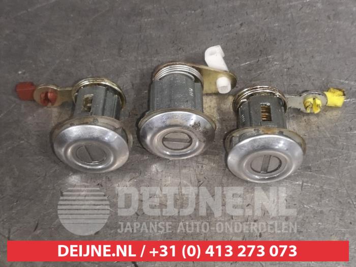 Set of cylinder locks (complete) from a Daihatsu YRV (M2) 1.3 16V DVVT 2005