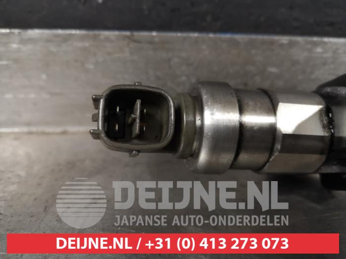 Injector (diesel) from a Nissan Primera (P12) 2.2 dCi 16V 2003