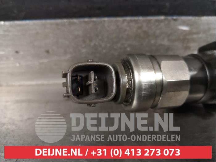 Injector (diesel) from a Nissan Almera Tino (V10M) 2.2 Di 16V 2004