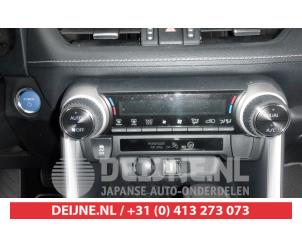 Używane Panel sterowania nagrzewnicy Toyota RAV4 (A5) 2.5 Hybrid 16V AWD Cena na żądanie oferowane przez V.Deijne Jap.Auto-onderdelen BV