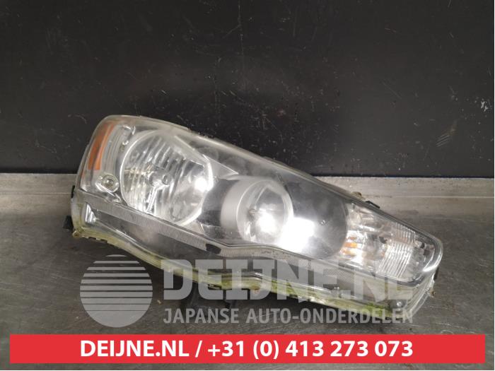 Używane Reflektor prawy Mitsubishi Lancer Sports Sedan (CY/CZ) 1.8 MIVEC 16V Cena € 100,00 Procedura marży oferowane przez V.Deijne Jap.Auto-onderdelen BV