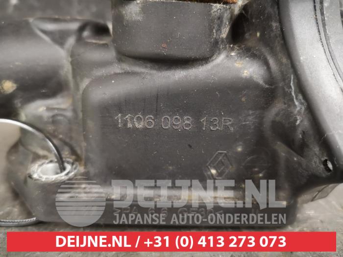 Thermostatgehäuse van een Nissan Note (E12) 1.5 dCi 90 2014