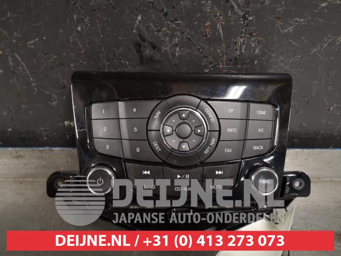 Używane Panel obslugi radia Chevrolet Cruze 2.0 D 16V Cena na żądanie oferowane przez V.Deijne Jap.Auto-onderdelen BV