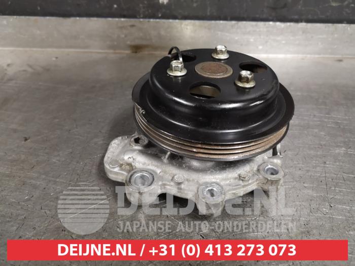 Usagé Pompe à eau Mazda 2 (DJ/DL) 1.5 SkyActiv-G 90 Prix € 25,00 Règlement à la marge proposé par V.Deijne Jap.Auto-onderdelen BV