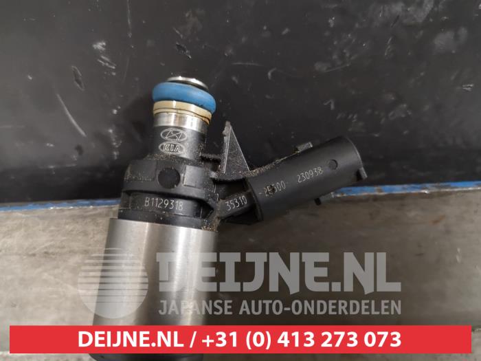 Injector (petrol injection) from a Hyundai i40 CW (VFC) 2.0 GDI 16V 2013