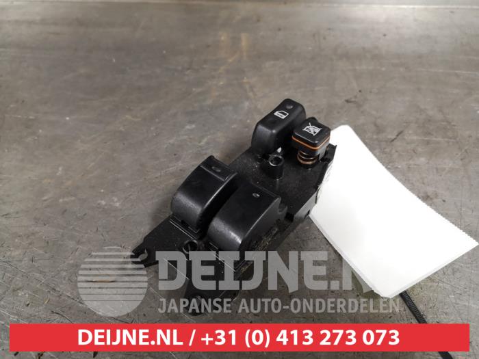 Usados Interruptor combinado de ventanillas Toyota Corolla Verso (R10/11) 2.2 D-4D 16V Precio € 20,00 Norma de margen ofrecido por V.Deijne Jap.Auto-onderdelen BV