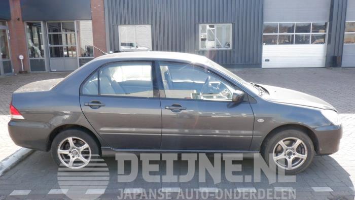 Usados Ventanilla triangular derecha detrás Mitsubishi Lancer (CS/CT) 1.6 16V Precio de solicitud ofrecido por V.Deijne Jap.Auto-onderdelen BV