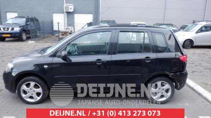 Usados Ventanilla triangular izquierda detrás Mazda 2 (NB/NC/ND/NE) 1.4 16V Precio de solicitud ofrecido por V.Deijne Jap.Auto-onderdelen BV