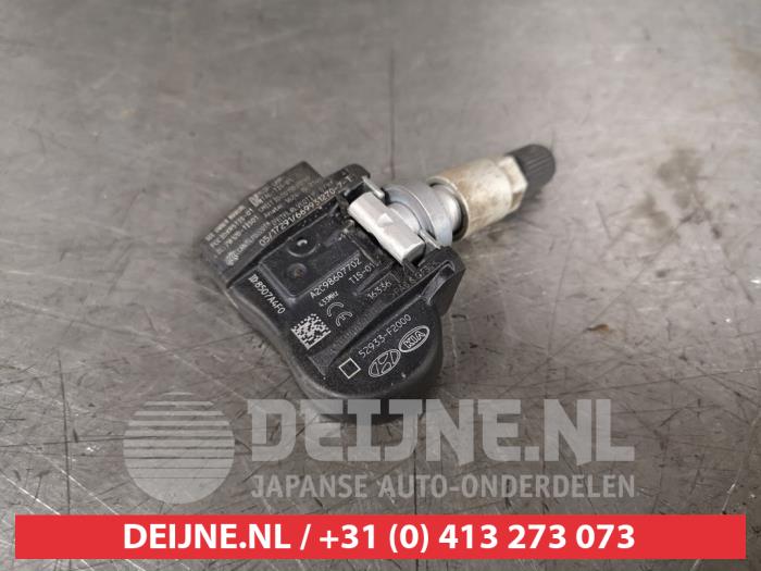 Tyre pressure sensor from a Hyundai i30 (PDEB5/PDEBB/PDEBD/PDEBE) 1.0 T-GDI 12V 2017