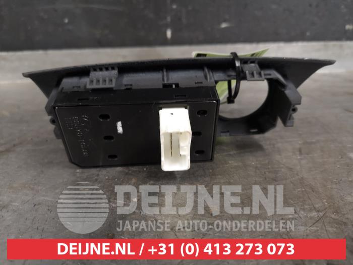 Multi-functional window switch from a Hyundai Coupe 2.0i 16V CVVT 2002