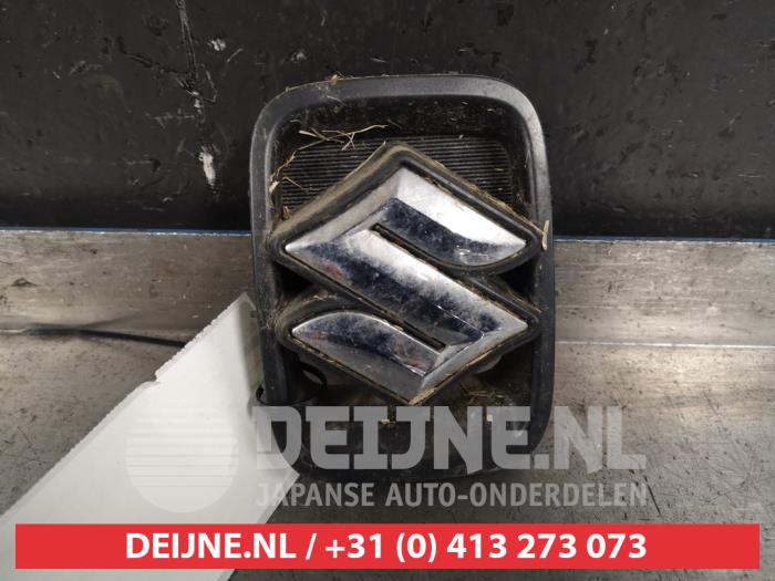 Używane Grill Suzuki Jimny Hardtop 1.3i 16V VVT 4x4 Metal Top Cena € 35,00 Procedura marży oferowane przez V.Deijne Jap.Auto-onderdelen BV