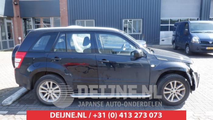 Usados Ventanilla triangular derecha detrás Suzuki Grand Vitara II (JT) 2.0 16V Precio € 35,00 Norma de margen ofrecido por V.Deijne Jap.Auto-onderdelen BV