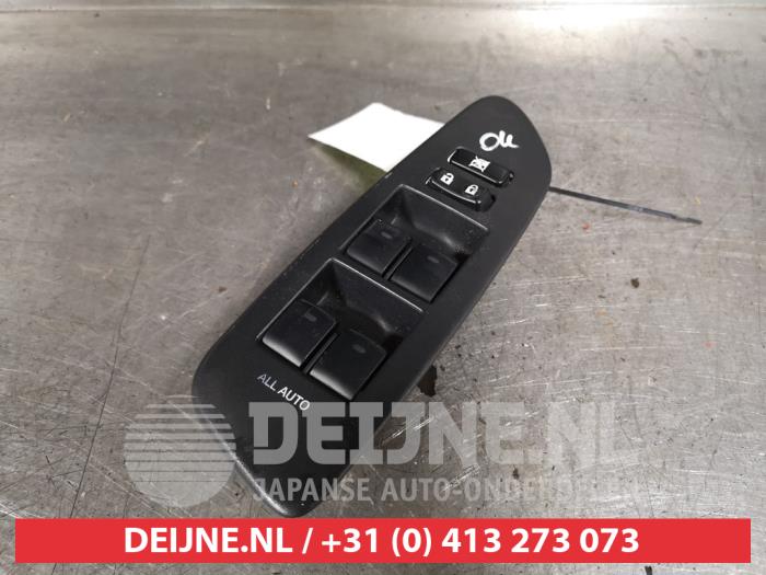 Używane Przelacznik combi okienny Toyota Auris (E15) 1.8 16V HSD Full Hybrid Cena € 35,00 Procedura marży oferowane przez V.Deijne Jap.Auto-onderdelen BV