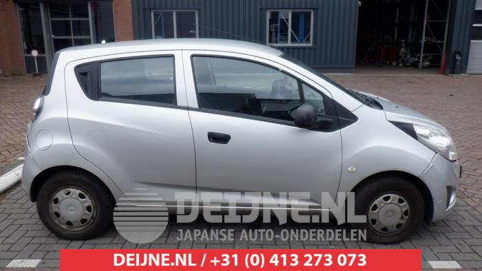 Usados Ventanilla triangular derecha delante Chevrolet Spark 1.0 16V Bifuel Precio € 25,00 Norma de margen ofrecido por V.Deijne Jap.Auto-onderdelen BV