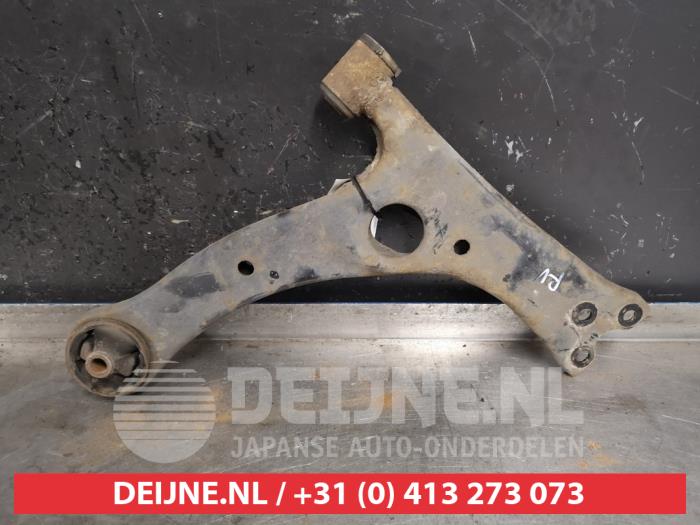 Front lower wishbone, right from a Toyota Prius (NHW20) 1.5 16V 2007