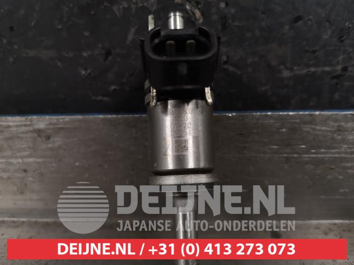 Injector (petrol injection) from a Toyota GT 86 (ZN) 2.0 16V 2013
