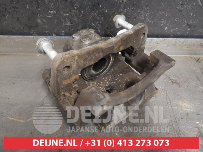 Front brake calliper, right from a Lexus CT 200h 1.8 16V 2012