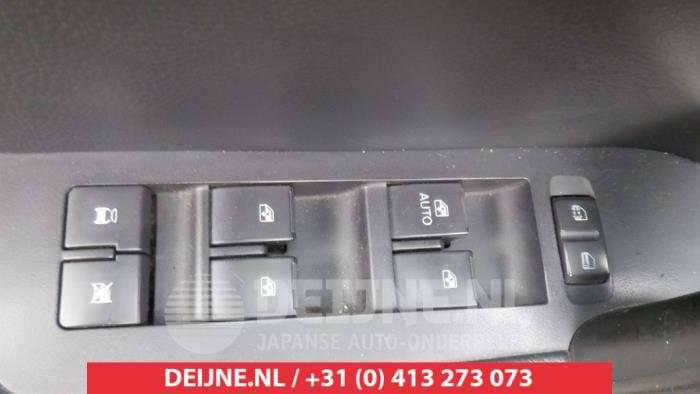 Usados Interruptor combinado de ventanillas Chevrolet Captiva (C100) 3.2 V6 24V 4x4 Precio € 35,00 Norma de margen ofrecido por V.Deijne Jap.Auto-onderdelen BV