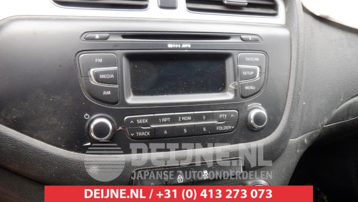 Begagnade Radio Kia Cee'd Sportswagon (JDC5) 1.4 CRDi 16V Pris € 100,00 Marginaltabell erbjuds av V.Deijne Jap.Auto-onderdelen BV