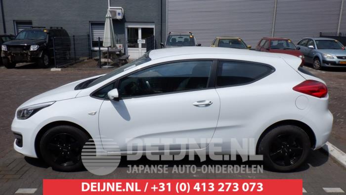 Usados Ventanilla triangular izquierda delante Kia Pro cee'd (JDB3) 1.4 16V Precio € 35,00 Norma de margen ofrecido por V.Deijne Jap.Auto-onderdelen BV