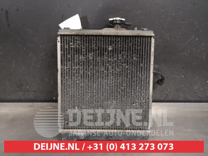 Usagé Radiateur Suzuki Ignis (FH) 1.3 16V Prix € 35,00 Règlement à la marge proposé par V.Deijne Jap.Auto-onderdelen BV