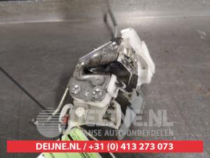 Usagé Serrure portière mécanique 2portes gauche Toyota Aygo (B10) 1.0 12V VVT-i Prix sur demande proposé par V.Deijne Jap.Auto-onderdelen BV