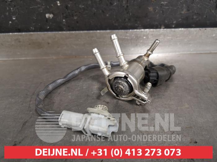 Usados Inyector Adblue Nissan NP 300 Navara (D23) 2.3 dCi twinturbo 16V 4x4 Precio € 100,00 Norma de margen ofrecido por V.Deijne Jap.Auto-onderdelen BV