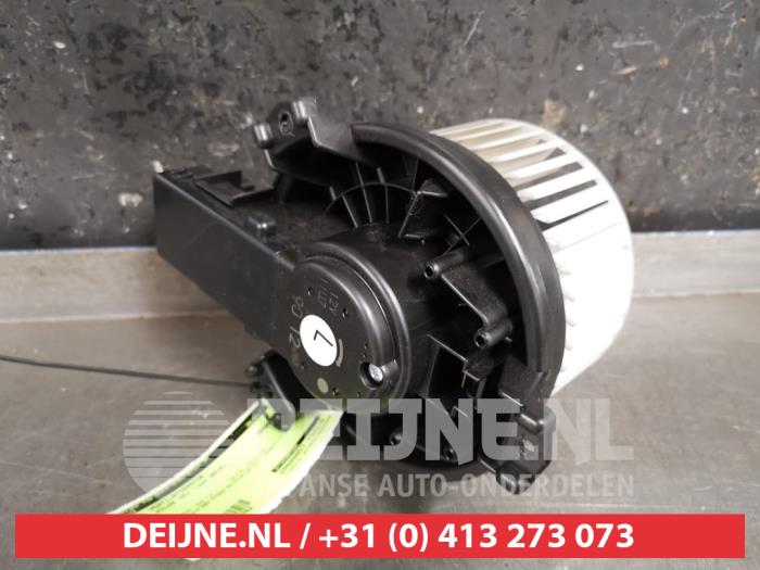 Heating and ventilation fan motor from a Toyota Hilux VI 2.4 D4D-F 16V 4x4 2018