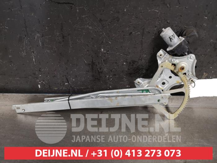 Window mechanism 2-door, front right from a Toyota Hilux VI 2.4 D4D-F 16V 4x4 2018