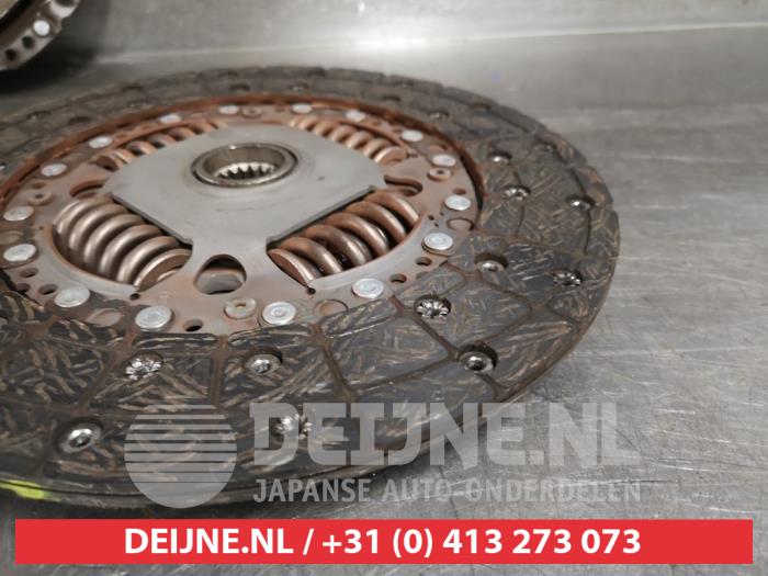 Clutch kit (complete) from a Toyota Hilux VI 2.4 D4D-F 16V 4x4 2018