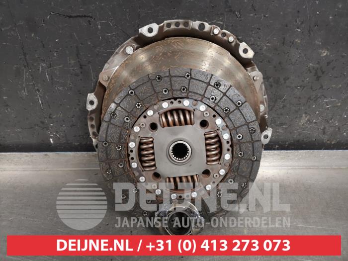 Clutch kit (complete) from a Toyota Hilux VI 2.4 D4D-F 16V 4x4 2018